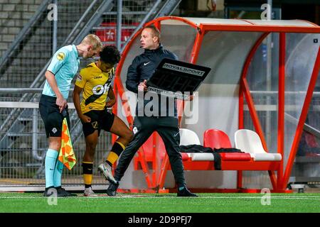 MAASTRICHT, PAYS-BAS - NOVEMBRE 06 : arbitre adjoint Patrick Inia, DJ Buffonge de NAC Breda, 4e officiel Stijn van Zuilichem pendant le match hollandais Keukenkampioosdivision entre MVV et NAC au stade de Geusselt le 6 novembre 2020 à Maastricht, pays-Bas (photo de Perry vd Leuvert/Orange Pictures) Banque D'Images