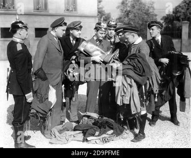 JOHN WRAY (à gauche) BEN ALEXANDER LEW AYRES (au centre, portant des bottes) avec d'autres acteurs sur le devant de la scène pendant le tournage de TOUT LE CALME SUR LE front 1930 de l'Ouest, le roman LEWIS MILESTONE, ERICH Maria Remarque, producteur Carl Laemmle Jr. Universal Pictures Banque D'Images