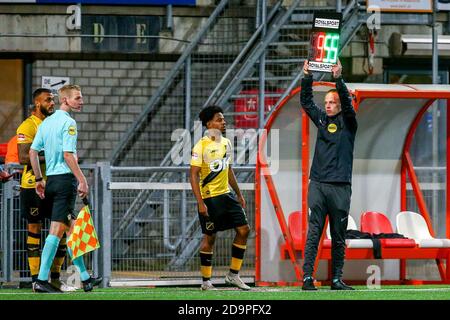 MAASTRICHT, PAYS-BAS - NOVEMBRE 06 : DJ Buffonge de NAC Breda, 4e officiel Stijn van Zuilichem pendant le match néerlandais de Keukenkampiodivisiie entre MVV et NAC au stade de Geusselt le 6 novembre 2020 à Maastricht, pays-Bas (photo de Perry vd Leuvert/Orange Pictures) Banque D'Images