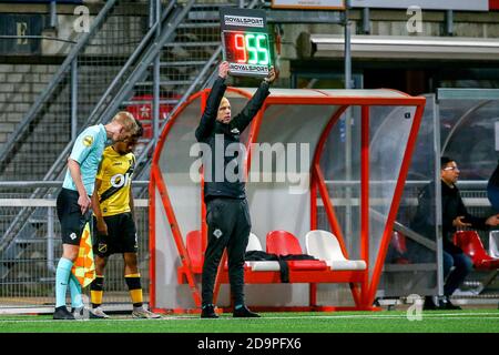 MAASTRICHT, PAYS-BAS - NOVEMBRE 06 : arbitre adjoint Patrick Inia, DJ Buffonge de NAC Breda, 4e officiel Stijn van Zuilichem pendant le match hollandais Keukenkampioosdivision entre MVV et NAC au stade de Geusselt le 6 novembre 2020 à Maastricht, pays-Bas (photo de Perry vd Leuvert/Orange Pictures) Banque D'Images