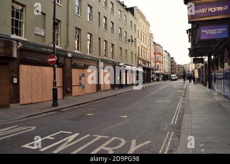 Londres, Royaume-Uni. 06e novembre 2020. Vue de jour d'une vieille rue vide et déserte de Soho avec des restaurants à bord.la plupart des magasins, restaurants et entreprises ont fermé pendant le deuxième mois national Covid 19 verrouillage commence en Angleterre. Crédit : SOPA Images Limited/Alamy Live News Banque D'Images