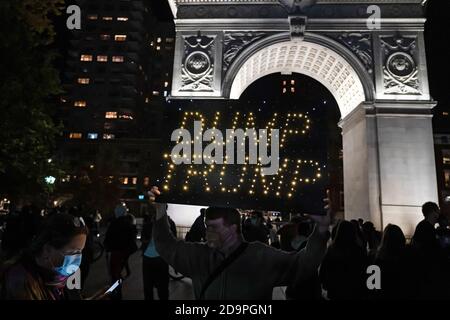 New York, États-Unis. 06e novembre 2020. Man tient un panneau lisant « dump Trump » alors que les gens se rassemblent sur Washington Square pour protester et célébrer les résultats de l'élection présidentielle américaine à New York. Des manifestants dans les rues de Manhattan, pour protester contre Trump et célébrer Biden dans les résultats des élections présidentielles américaines. Crédit : SOPA Images Limited/Alamy Live News Banque D'Images