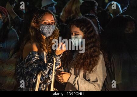 New York, États-Unis. 06e novembre 2020. Les femmes portant un masque célèbrent la fête alors que les gens se rassemblent sur la place Washington pour protester et célébrer les résultats de l'élection présidentielle américaine à New York. Des manifestants dans les rues de Manhattan, pour protester contre Trump et célébrer Biden dans les résultats des élections présidentielles américaines. Crédit : SOPA Images Limited/Alamy Live News Banque D'Images