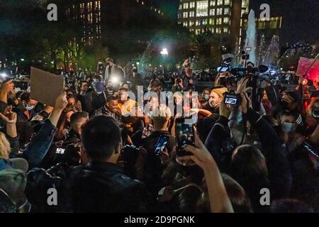 New York, États-Unis. 06e novembre 2020. Les gens se rassemblent sur la place Washington pour protester et célébrer les résultats de l'élection présidentielle américaine à New York. Des manifestants dans les rues de Manhattan, pour protester contre Trump et célébrer Biden dans les résultats des élections présidentielles américaines. Crédit : SOPA Images Limited/Alamy Live News Banque D'Images