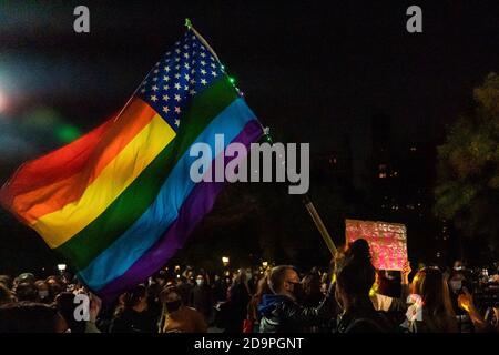 New York, États-Unis. 06e novembre 2020. Un homme porte un drapeau tandis que les gens se rassemblent sur la place Washington pour protester et célébrer les résultats des élections à New York. Des manifestants dans les rues de Manhattan, pour protester contre Trump et célébrer Biden dans les résultats des élections présidentielles américaines. Crédit : SOPA Images Limited/Alamy Live News Banque D'Images