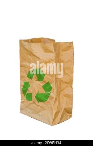 Sac de papier brun ronlé ouvert avec une affiche de recyclage verte, isolé sur un fond blanc Banque D'Images