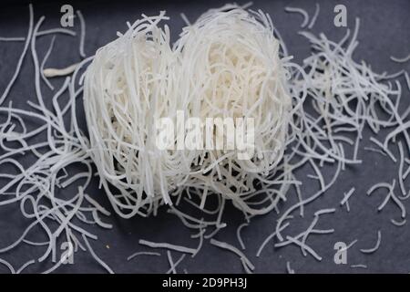 Nouilles de riz ou pâtes ou veemicelli sur fond noir Banque D'Images