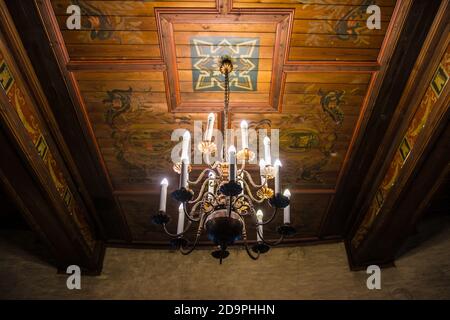 Lustre et plafond dans le château, élément intérieur un ancien lustre du Moyen Age sur le plafond du château Banque D'Images