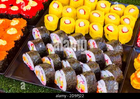 Petits pains à sushi sur le restaurant thaïlandais de cuisine de rue. Banque D'Images