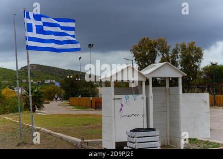 Le drapeau grec pendant la quarantaine aan sous le ciel nuageux Banque D'Images