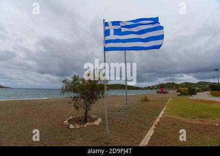 Le drapeau grec pendant la quarantaine aan sous le ciel nuageux Banque D'Images