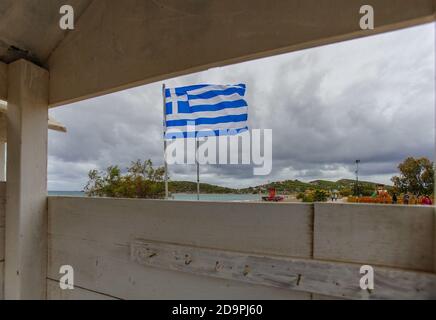 Le drapeau grec pendant la quarantaine aan sous le ciel nuageux Banque D'Images