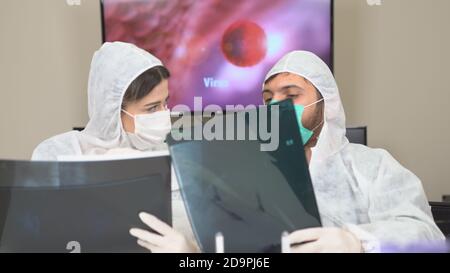 Les médecins se disputent des problèmes médicaux comme le coronavirus, covid-19 en laboratoire. Banque D'Images