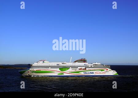 Un ferry au départ de la société Tallink dans la baie d'Helsinki, en Finlande Banque D'Images