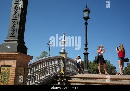 Les touristes prennent des photos sur la Plaza de España, Séville, Andalousie, Espagne le 23 août 2019. Photographie John Voos Banque D'Images