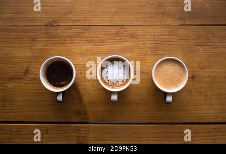 3 tasses d'espresso - macchiatto, espresso. Photo du café-restaurant. Café et un livre - une photo de café Banque D'Images