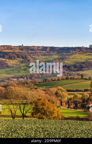 Une vue d'automne en fin d'après-midi à travers les champs à la tour de colline de Bredon et le pont d'Eckington au-dessus de la rivière Avon, Worcestershire, Angleterre Banque D'Images