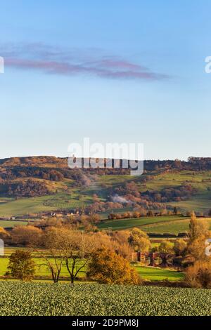 Une vue d'automne en fin d'après-midi à travers les champs à la tour de colline de Bredon et le pont d'Eckington au-dessus de la rivière Avon, Worcestershire, Angleterre Banque D'Images