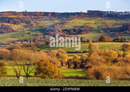 Une vue d'automne en fin d'après-midi à travers les champs à la tour de colline de Bredon et le pont d'Eckington au-dessus de la rivière Avon, Worcestershire, Angleterre Banque D'Images