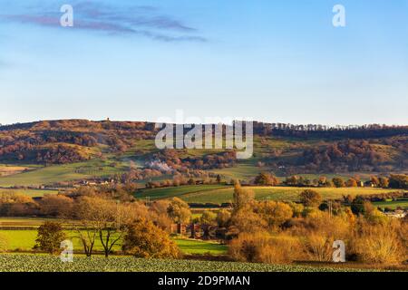 Une vue d'automne en fin d'après-midi à travers les champs à la tour de colline de Bredon et le pont d'Eckington au-dessus de la rivière Avon, Worcestershire, Angleterre Banque D'Images