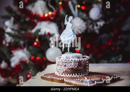 Belle danseuse de ballet féminine sur une boîte à musique faite à partir de pain d'épice avec arrière-plan abstrait bokeh Banque D'Images