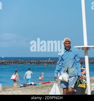 Espagne, Tenerife - 09/19/2016: Vendeur de fruits sur la plage. Photos Banque D'Images