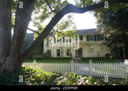 Pasadena, Californie, Etats-Unis 4 novembre 2020 UNE vue générale de l'atmosphère de 'Père de la mariée' lieu de tournage au 843 South El Molino Avenue le 4 novembre 2020 à Pasadena, Californie, Etats-Unis. Photo par Barry King/Alay stock photo Banque D'Images