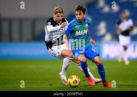 Reggio Emilia, Italie. 06e novembre 2020. REGGIO EMILIA, ITALIE - 06 novembre 2020 : Maxime Lopez (R) des États-Unis Sassuolo est contesté par Jens Stryger Larsen d'Udinese Calcio lors de la série UN match de football entre les États-Unis Sassuolo et Udinese Calcio. (Photo de Nicolò Campo/Sipa USA) crédit: SIPA USA/Alay Live News Banque D'Images