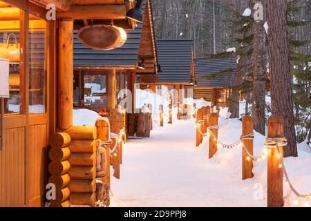 Furano, Hokkaido, Japan winter cabines au crépuscule. Banque D'Images