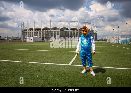 Bucarest, Roumanie - 24 mai 2019 : une personne habillée comme Skillzy, la mascotte officielle du tournoi de football Euro 2020, au Stade National Arena. Banque D'Images