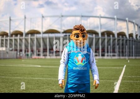 Bucarest, Roumanie - 24 mai 2019 : une personne habillée comme Skillzy, la mascotte officielle du tournoi de football Euro 2020, au Stade National Arena. Banque D'Images