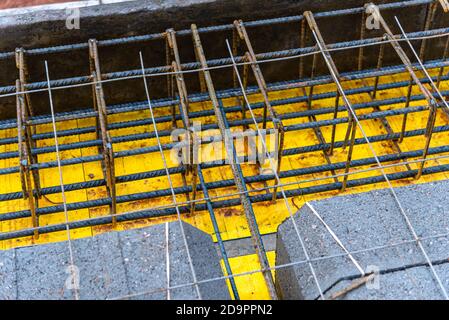 Dalle en béton armé avec blocs de béton légers en construction Banque D'Images