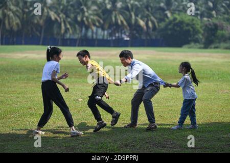 Haikou, province chinoise de Hainan. 7 novembre 2020. Les gens jouent à des jeux au parc Evergreen à Haikou, dans la province de Hainan, au sud de la Chine, le 7 novembre 2020. Credit: Pu Xiaoxu/Xinhua/Alay Live News Banque D'Images