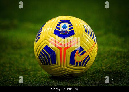 Reggio Emilia, Italie - 06 novembre 2020 : série officielle UNE balle de match 'Nike Flight Hi-vis' est vue avant le match de football de la série A entre les États-Unis Sassuolo et Udinese Calcio. Le match s'est terminé par 0-0 ficelage. Credit: Nicolò Campo/Alay Live News Banque D'Images