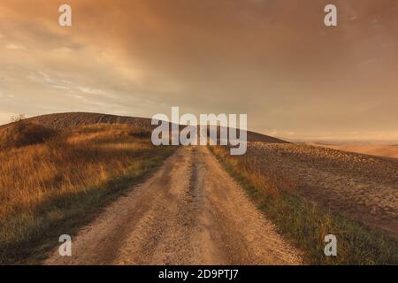 Chemin entre les champs dans la zone rurale de la Toscane Banque D'Images