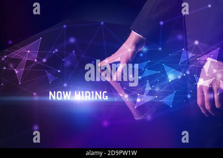 Homme d'affaires touchant un écran énorme avec MAINTENANT L'INSCRIPTION D'EMBAUCHE, concept d'affaires de technologie moderne Banque D'Images