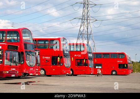 Bus rouges à impériale garés au dépôt d'autobus d'Arriva North London près du canal de navigation River Lee, Lee Valley, Londres, Royaume-Uni Banque D'Images