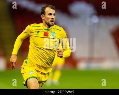 Aberdeen, Écosse, Royaume-Uni. 6 novembre 2020 Christian Doidge de Hibernian avec coquelicot sur le maillot pendant le Aberdeen / Hibernian Scottish Premiership Banque D'Images