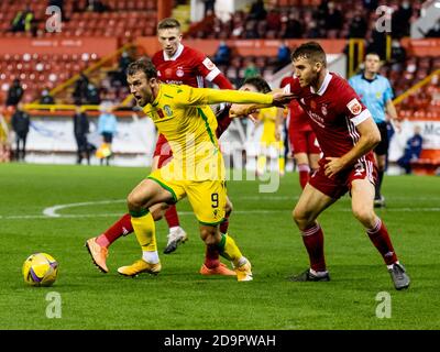 Aberdeen, Écosse, Royaume-Uni. 6 novembre 2020 Christian Doidge de Hibernian Shields ball pendant le montage Aberdeen / Hibernian Scottish Premiership à Banque D'Images