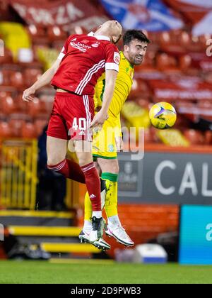 Aberdeen, Écosse, Royaume-Uni. 6 novembre 2020 Ross McCrorie d'Aberdeen et Stevie Mallan d'Hibernian pendant le Aberdeen et Hibernian Scottish Premiersh Banque D'Images