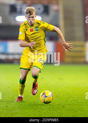 Aberdeen, Écosse, Royaume-Uni. 6 novembre 2020 Josh Doig de Hibernian pendant le montage Aberdeen / Hibernian Scottish Premiership au stade Pittodrie. Banque D'Images