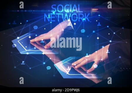 Navigation dans les réseaux sociaux avec inscription AU RÉSEAU SOCIAL, concept de nouveaux médias Banque D'Images