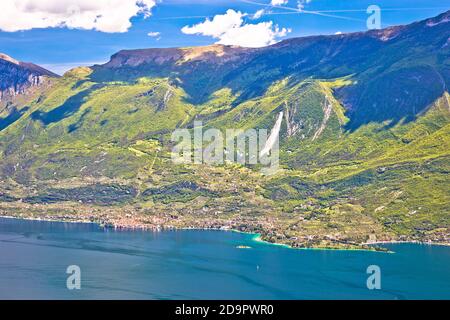 Lac de Garde, monte Baldo et ville de Malcesine vue panoramique, nord de l'Italie Banque D'Images