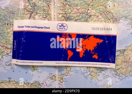 Un billet d'avion écrit à la main à partir de 1989 (pour les vols entre le Royaume-Uni et le Canada) sur une carte de l'Europe de l'est. Banque D'Images