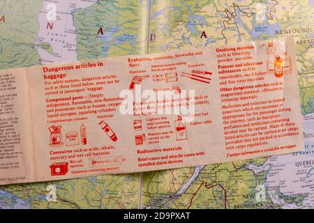 Page intérieure affichant les informations sur les bagages dangereux d'un billet d'avion à partir de 1989 (pour les vols entre le Royaume-Uni et le Canada) sur une carte du Canada. Banque D'Images