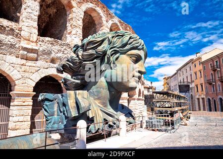 Amphithéâtre romain Arena di Verona vue sur la rue, point de repère dans la région de Vénétie en Italie Banque D'Images