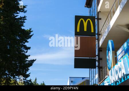 Sotchi Lazarevskoye, Russie-septembre 13, 2020: McDonalds logo Corporation est la plus grande chaîne mondiale de restaurants de restauration rapide de hamburger. Banque D'Images
