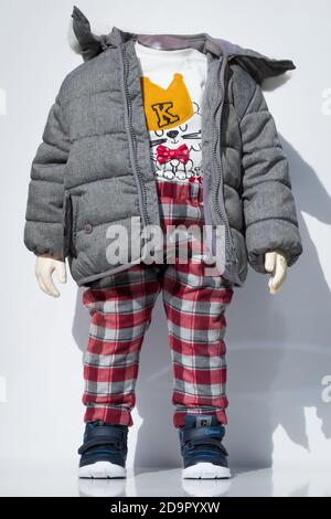 Kharkiv, Ukraine, 26 septembre 2020 : mannequin pour garçons dans la fenêtre d'un magasin de vêtements pour enfants, boutique. Look d'automne de mode : pantalon dans une cage, un texte Banque D'Images