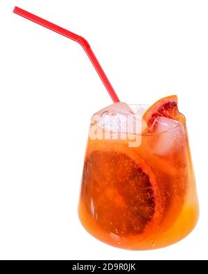 Cocktail avec des tranches de pamplemousse et de jus de pamplemousse sur fond blanc. Banque D'Images