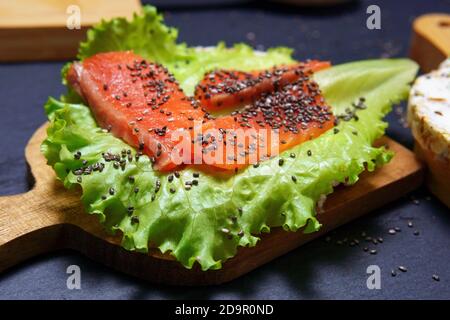 Pain croustillant aux protéines Super Food avec saumon, salade de fromage à la crème et graines de Chia Banque D'Images